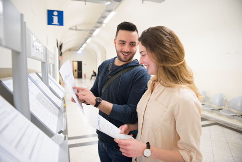 Zwei Studierende informieren sich über das Studienangebot